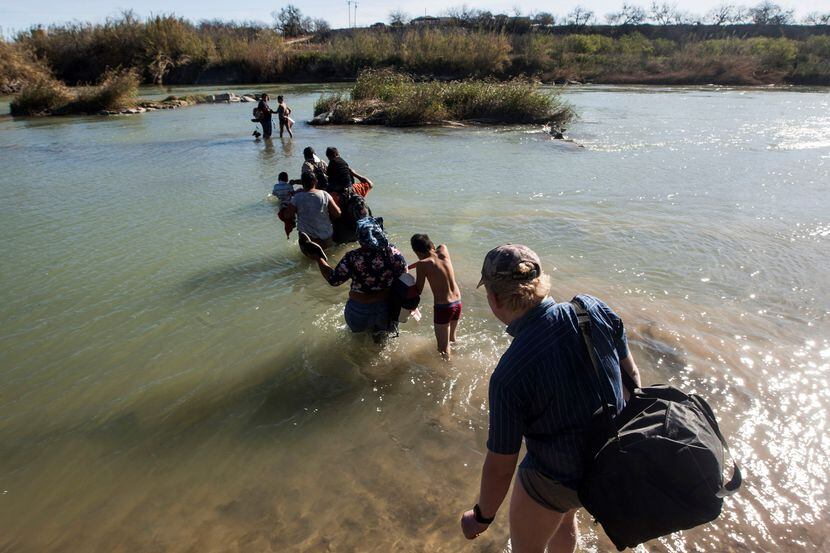 Un grupo de personas cruzan el Rio Grande desde Piedras Negras, México a Eagle Pass, Texas,...