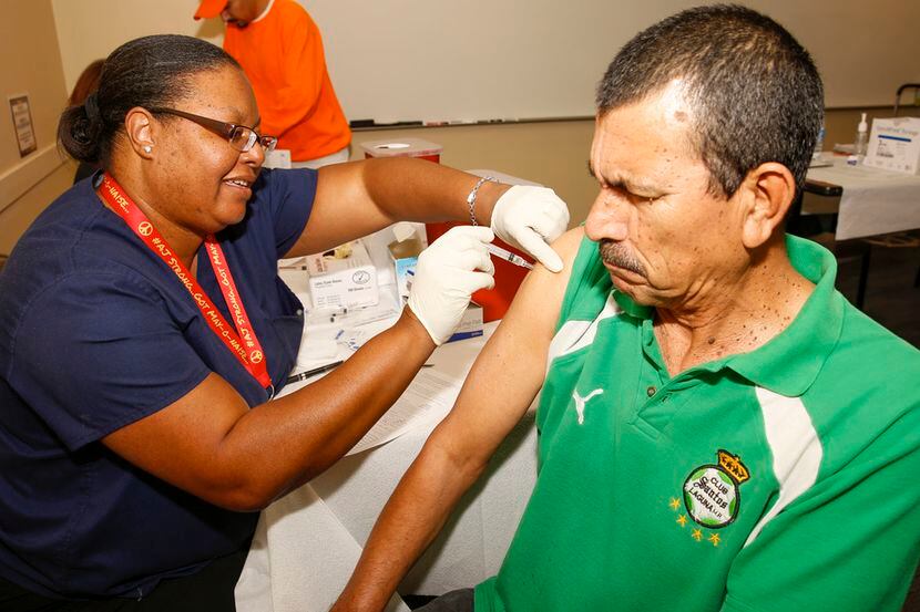 Gerard Rivas, de Dallas, recibe su vacuna contra la gripe en la unidad del DCHHS, durante la...