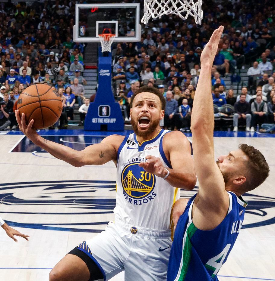 Golden State Warriors guard Stephen Curry (30) drives to the basket against a defending...