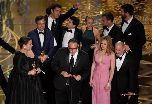 Productores y miembros del elenco de “Spotlight” recibieron el Oscar a mejor película. AP
