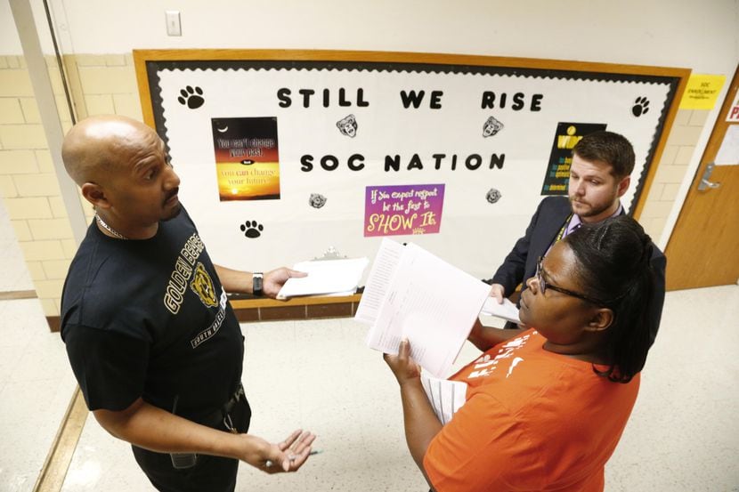 La escasez de maestros en escuela del sur de Dallas es desproporcionadamente alta, revela un...