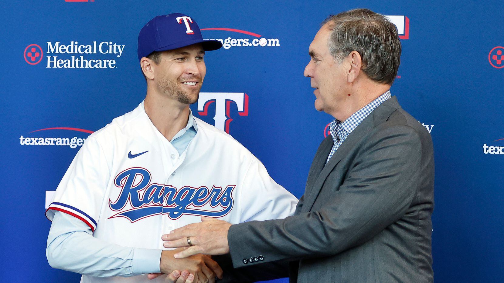 New Texas Rangers starting pitcher Jacob deGrom (center) shakes hands with new manger Bruce...
