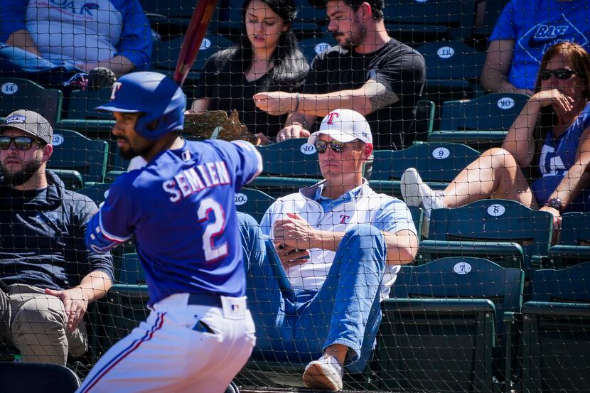 El gerente general de los Texas Rangers, Chris Young, ve desde las gradas un juego de...