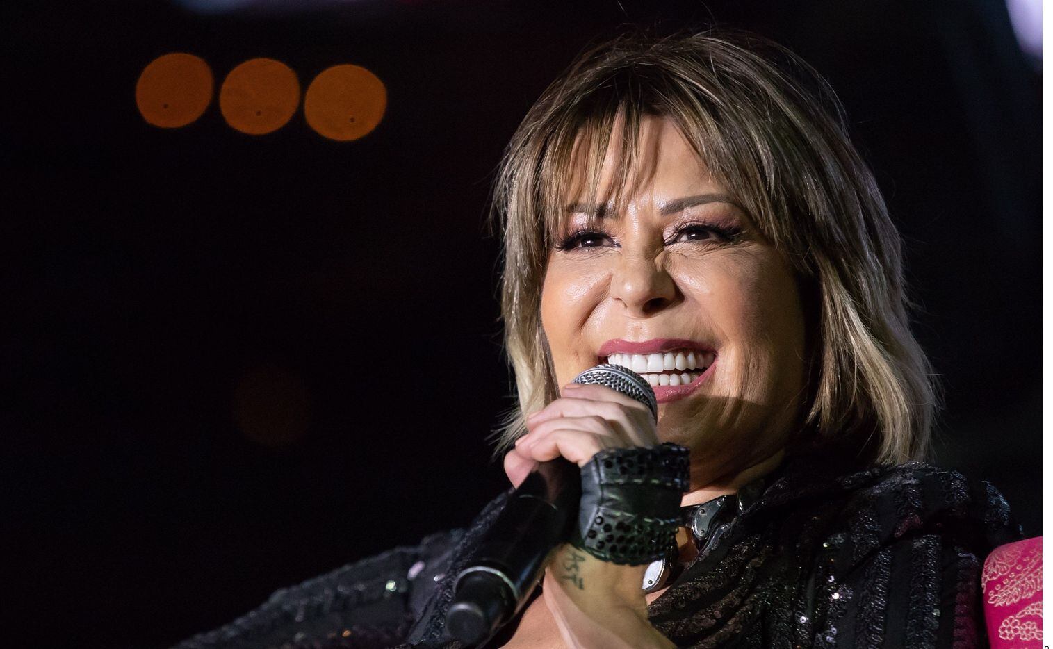 La cantante mexicana Alejandra Guzmán fue hospitalizada de emergencia tras caerse durante un...