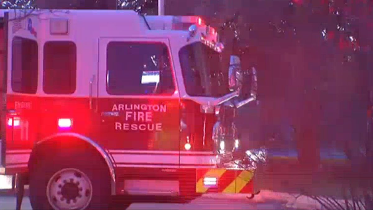 Los bomberos de Arlington intervinieron luego de un accidente de construcción en el que una...