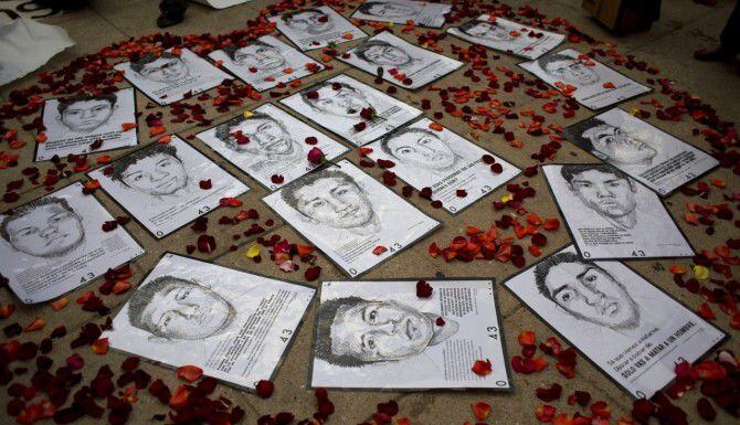 Los rostros de varios de los estudiantes desaparecidos en Guerrero, durante un protesta en...