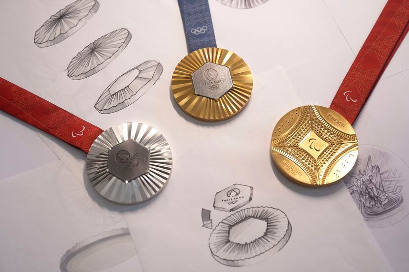 Las medallas de oro y plata los Juegos Olímpicos de Paris 2024 (izquierda y centro) y a la...