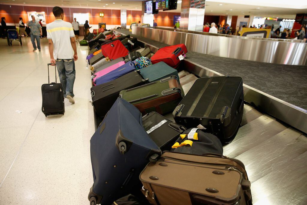 En esta foto de archivo sin fecha se ven las maletas de pasajeros en el aeropuerto BWI, en...
