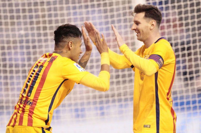 Neymar y Lionel Messi celebran la paliza del Barcelona el miércoles por 8-0 en cancha del...