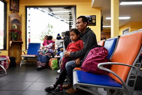 Álvaro Jiménez, de 25 años, y su hija Heidy Melisa Jiménez, de 7, esperan que llegue un...