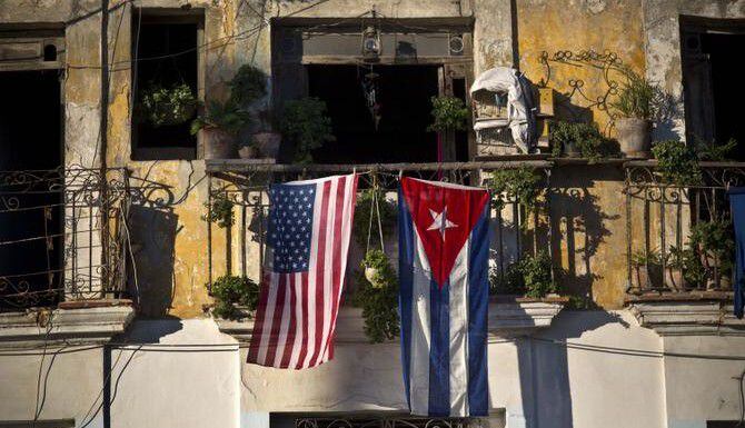 Las bandera de Estados Unidos y Cuba cuelgan del balcón de un departamento en la Vieja...