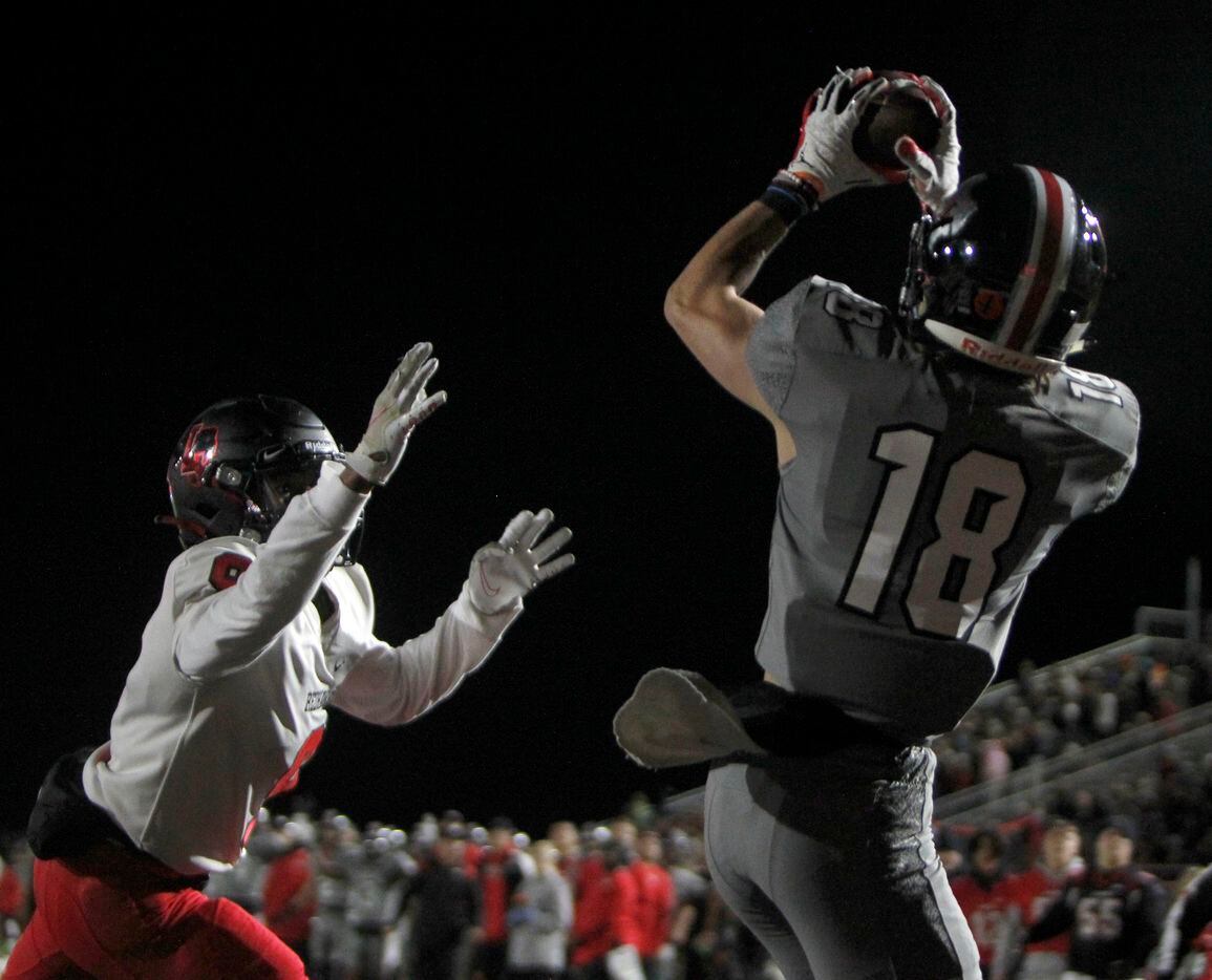 Lucas Lovejoy receiver Parker Livingstone (18) pulls in a pass for a first quarter touchdown...