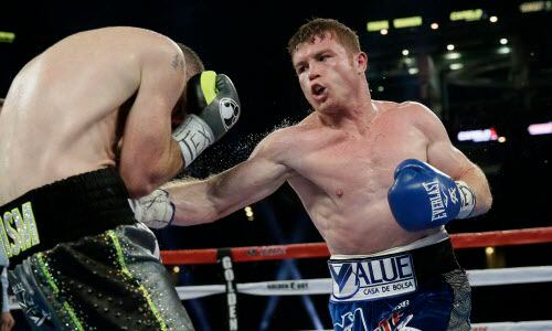 El boxeador mexicano Saúl “Canelo” Álvarez vs. Liam Smith en Arlington en 2016. Foto AP