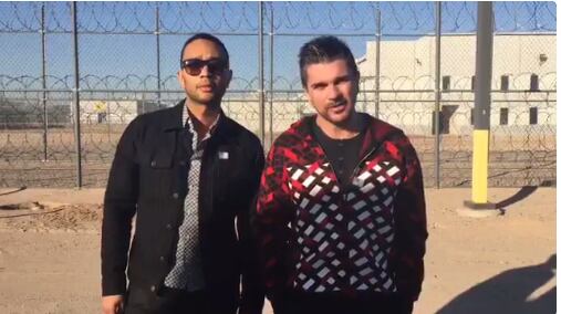 Juanes y John Legend visitaron  un centro de detenciones de inmigrantes en Arizona/ TWITTER 
