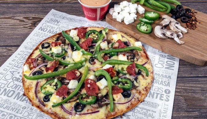 La pizza Catalina tiene pimiento verde, champiñones, cebolla y otros vegetales.(AGENCIA...
