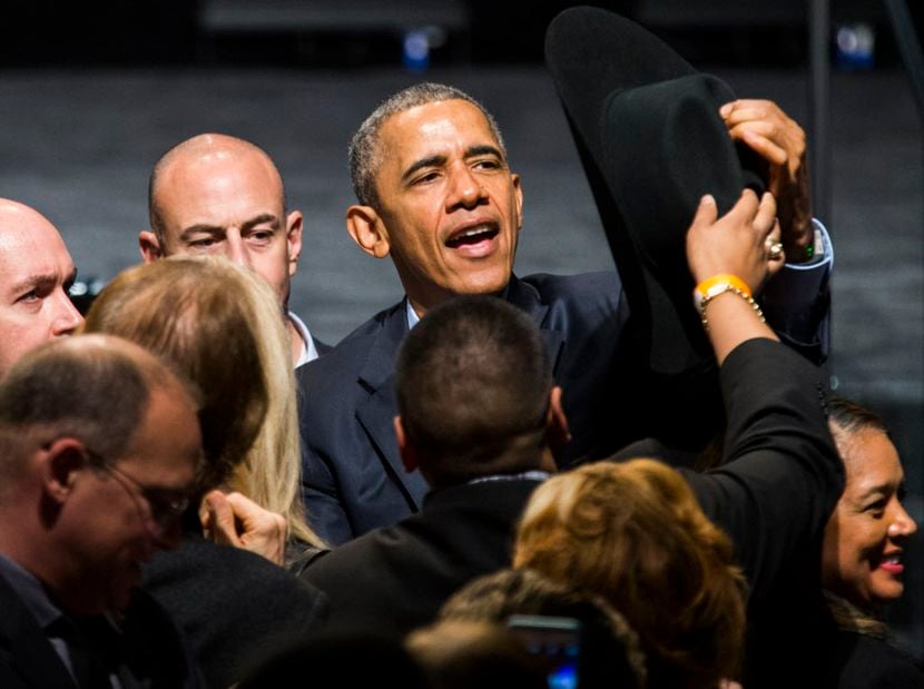 El Presidente Barack OBama se probó el sombrero vaquerto de un miembro de la audiencia que...
