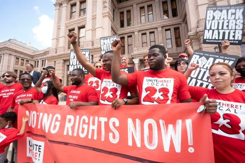 Varios manifestantes marcharon frente al Capitolio de Texas en favor del derecho al voto, el...