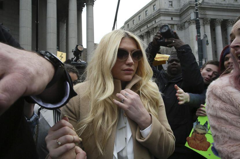 La cantante Kesha abandona la corte suprema de Nueva York tras recibir un fallo judicial...
