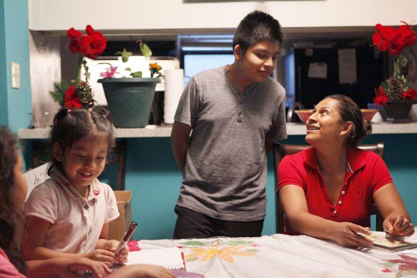 Nancy Pérez (der.) junto a sus hijos Valeria, de 4 años, (izq.) y Agustín de la Parra, de...