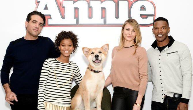 El elenco de "Annie" (desde la izq.) Bobby Cannavale, Quvenzhané Wallis, el perro Marty,...