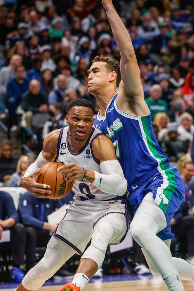 Los Angeles Lakers guard Russell Westbrook (0) tries to pass Dallas Mavericks center Dwight...