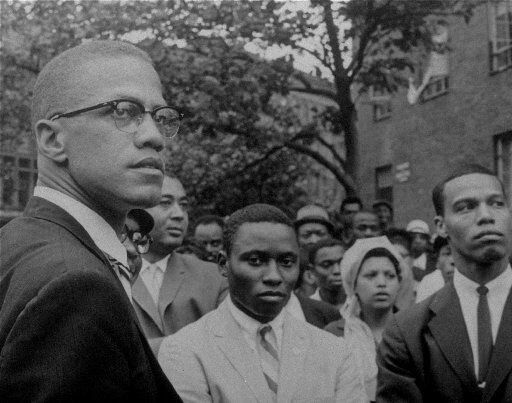 Malcolm X (izq.) en una demostración pública en 1963 en Harlem.