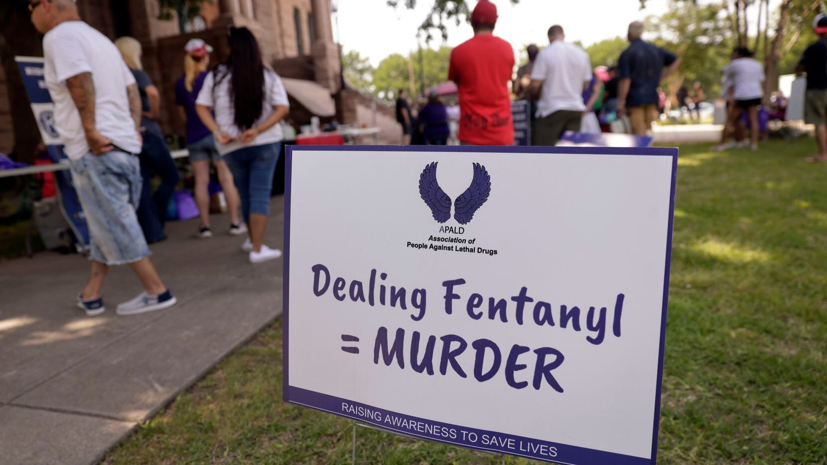Un cartel afuera de la corte de Tarrant dice que vender fentanilo es lo mismo que matar.