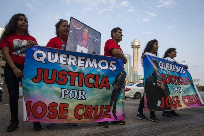 Un grupo de manifestantes con carteles recordando a José Cruz durante una manifestación a...