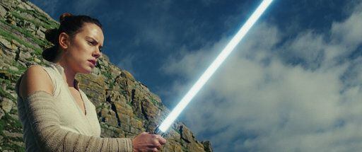 En esta imagfen difundida por Lucasfilm, Daisy Ridley como Rey en “Star Wars: The Last...