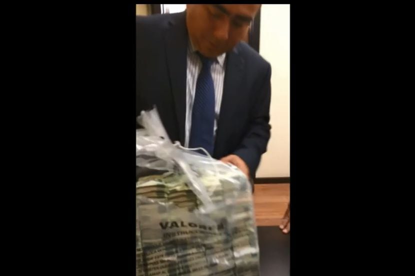 Un video muestra a Rafael Caraveo, ex Secretario de Senado, recibiendo bolsas de billetes...