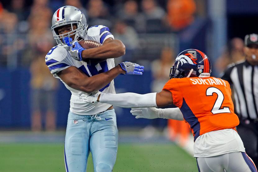 El receptor de los Cowboys de Dallas, Amari Cooper, atrapa un pase en contra de los Broncos...