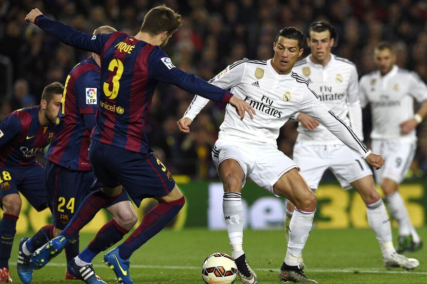 El portugés Cristiano Ronaldo (centro) estará disponible para enfrentar con el Real Madrid...