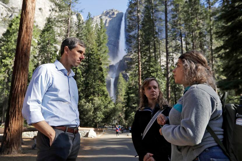 Beto O’Rourke platica con la directora de Sierra Nevada Research Stations, Anne Kelly,...