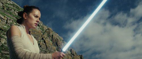 Daisy Ridley interpreta a Rey, quien busca a Luke Skywalker para aprender más de la fuerza.
