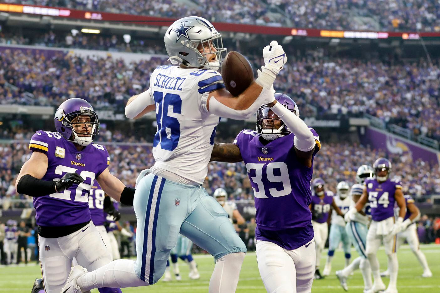 Dallas Cowboys tight end Dalton Schultz (86) tries the make a one-handed touchdown catch...