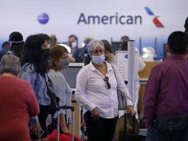 Los pasajeros esperan en la fila para volver a reservar los vuelos cancelados de American Airlines en la Terminal D del aeropuerto DFW el viernes 1 de octubre de 2021 (Tom Fox / The Dallas Morning News)