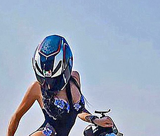 Olga Pronina, motociclista rusa conocida en redes sociales por hacer acrobacias en poca...
