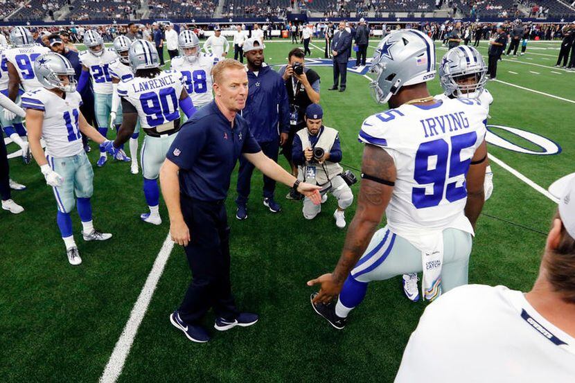 Jason Garrett saluda a David Irving al finalizar un juego de los Dallas Cowboys en octubre...