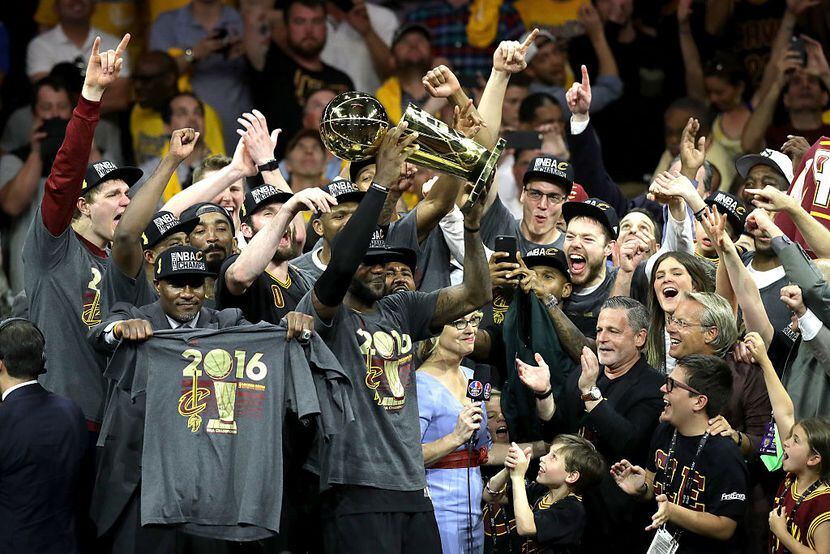 LeBron James levantra el trofeo de campeón, una vez más en su carrera. Foto GETTY IMAGES