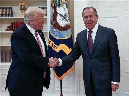 l presidente Donald Trump saluda al ministro del Exterior de Rusia, Sergei Lavrov, en la...