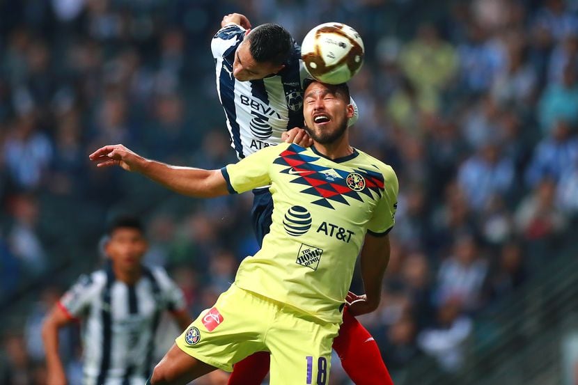 El Jugador de Monterrey, Rogelio Funes Mori (izq.), pelea el balón con el defensor del...