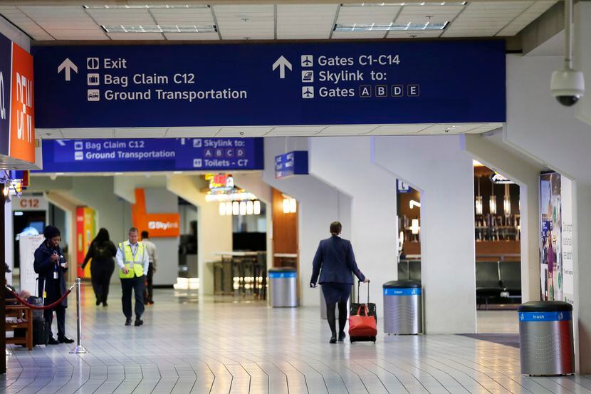 Zona de llegada de vuelos en la Terminal C del Aeropuerto Internacional Dallas-Fort Worth.