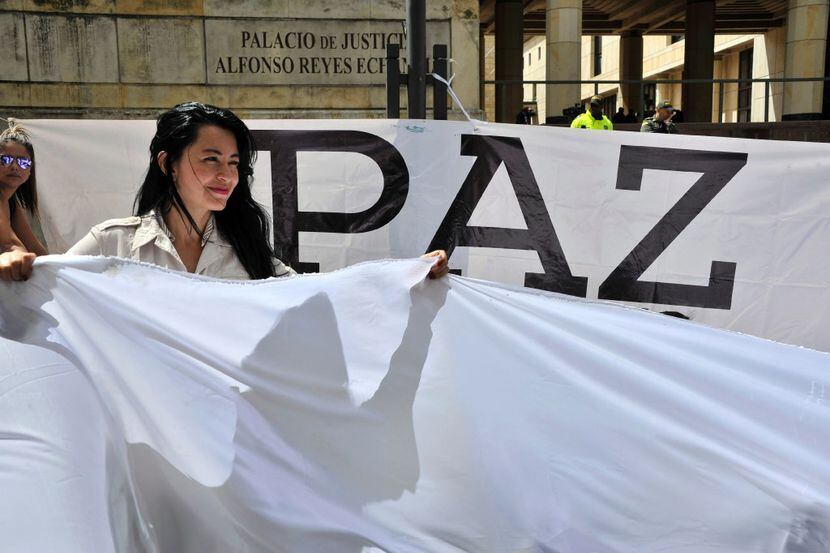 Una mujer sostiene una bandera blanca durante una manifestación para exigir el respaldo...