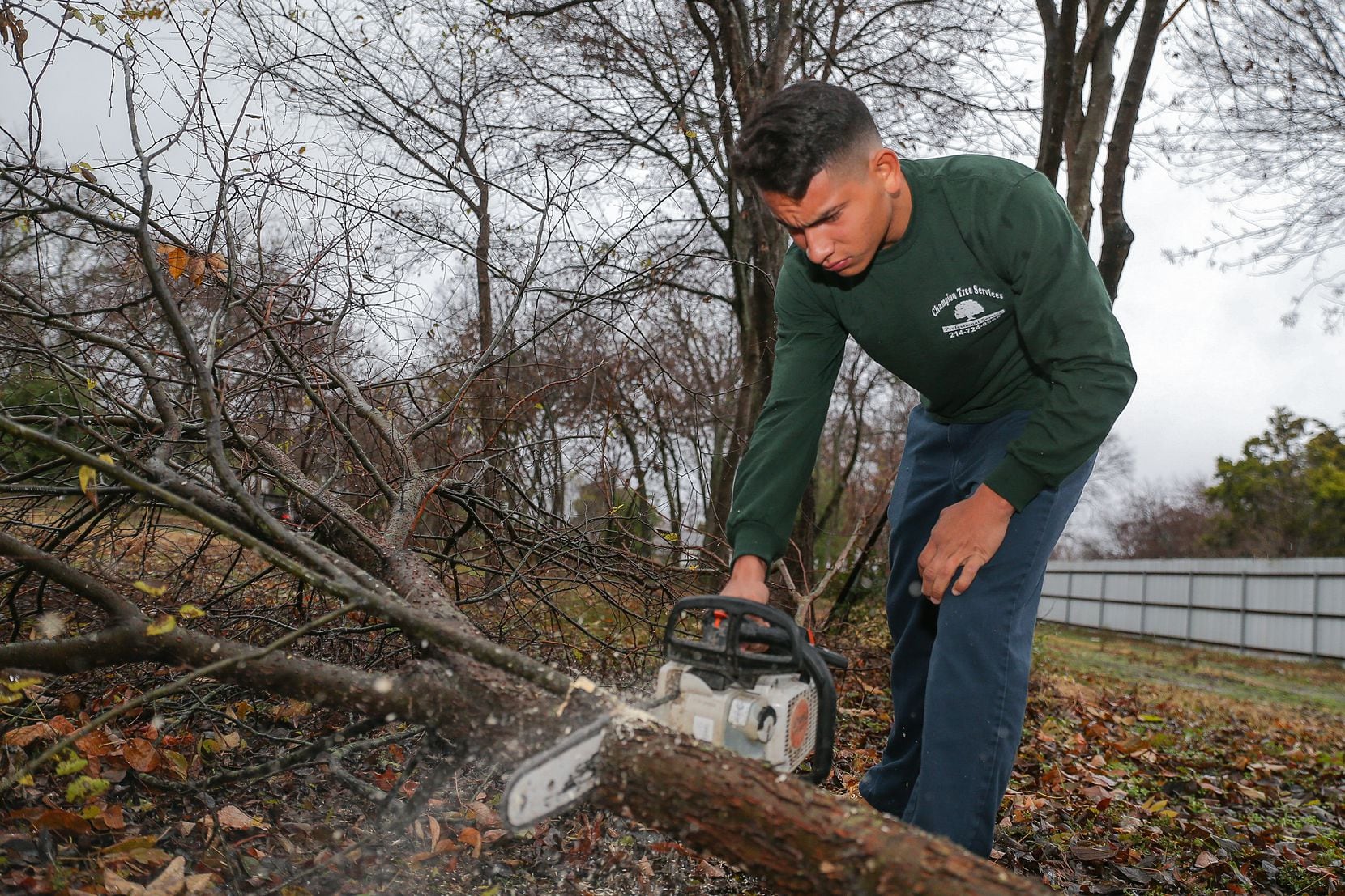 Melvin Carvajal trabaja cortando árboles en Dallas cuando no está entrenando con su equipo de la escuela.