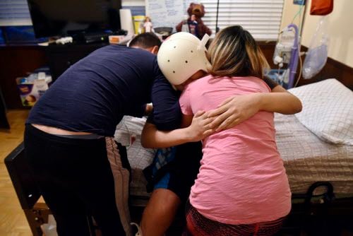 Esteban Monreal, 16, abraza a su madre Tomasita Gomez mientras sus padres se preparan para...