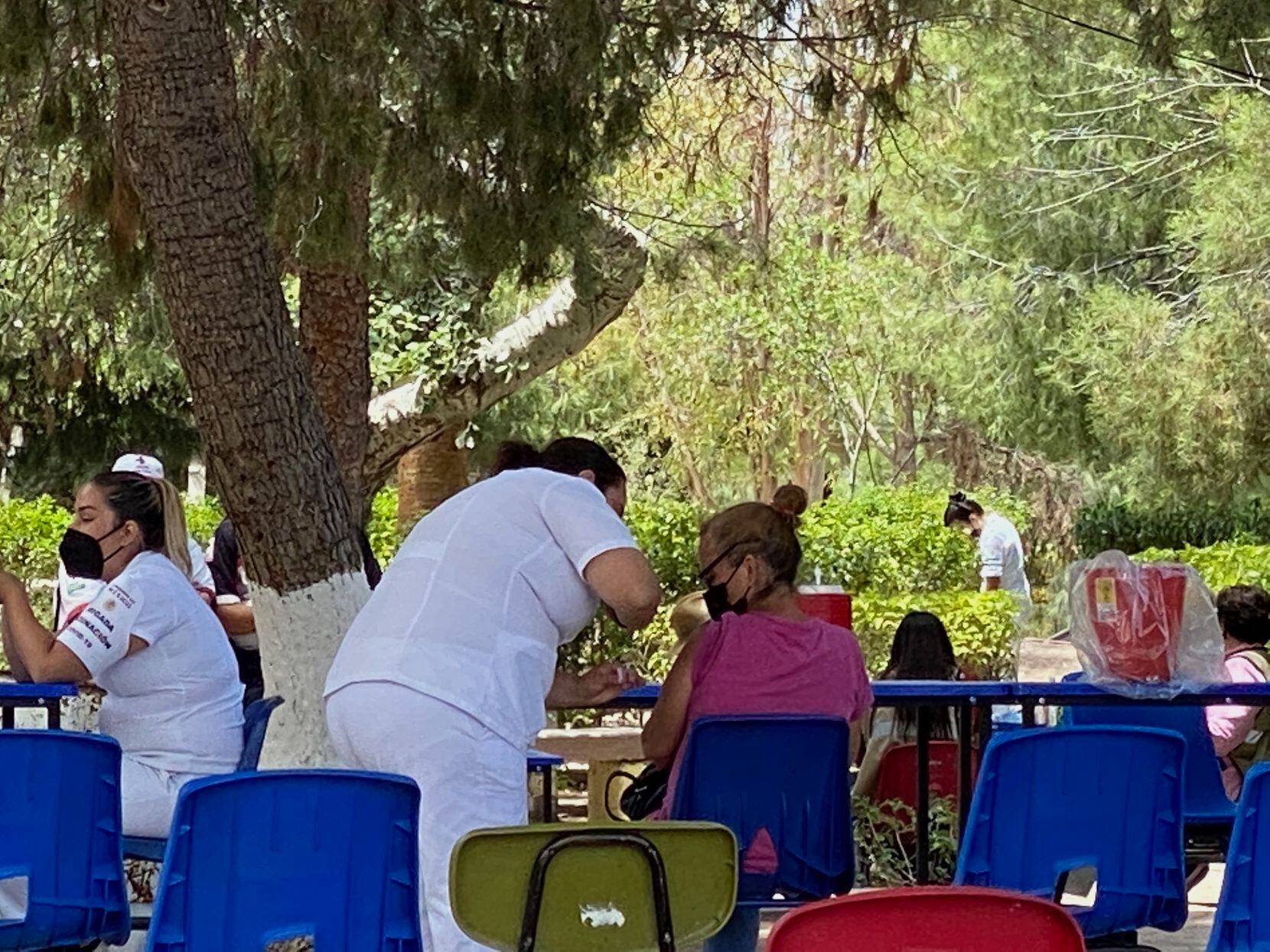 Enfermeras aplican la vacuna contra covid-19 a asultos en Santa Eulalia, Chihuahua.
