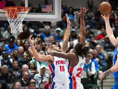 Dallas Mavericks guard Luka Doncic (77) shots over Detroit Pistons center Isaiah Stewart...