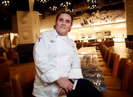 El chef ejecutivo de los Texas Rangers, Cris Vazquez, posa para una foto en el  Lexus Club...