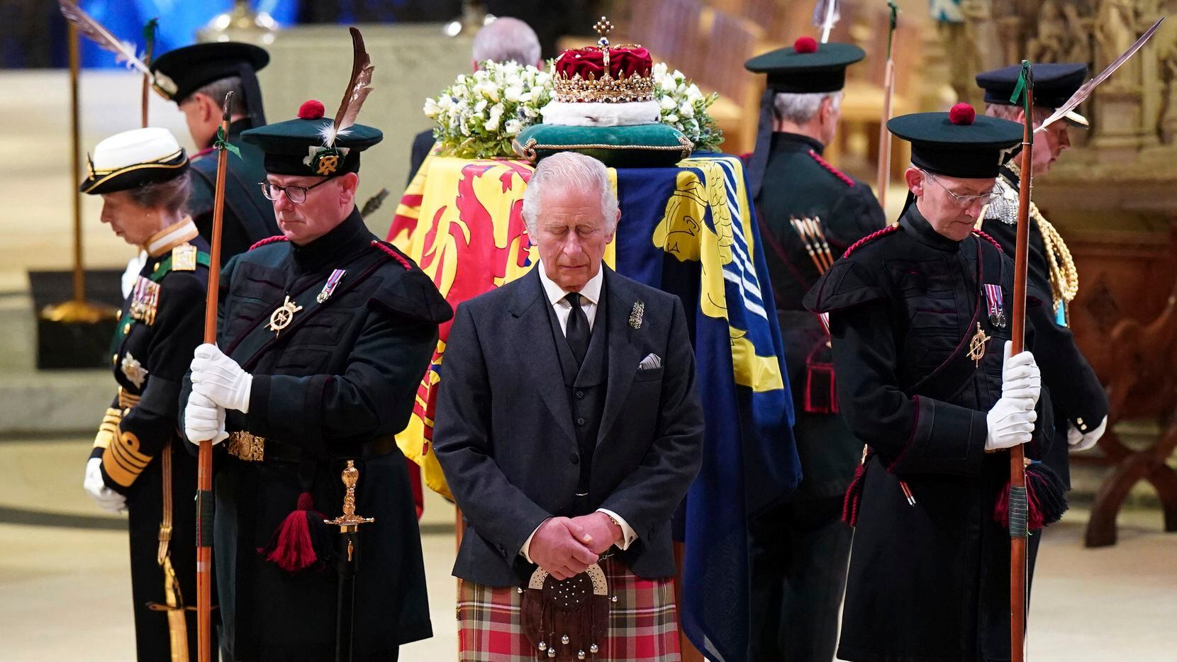 El rey Carlos III, en el centro, y otros miembros de la familia real británica velan el...