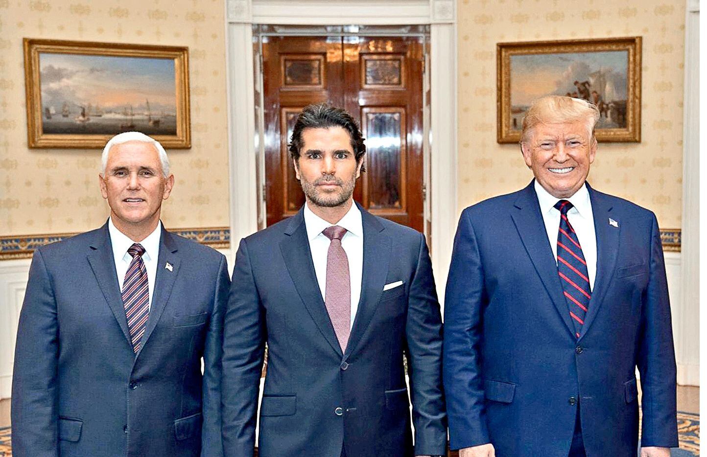 Foto de Pence, Verástegui y Trump en la Casa Blanca.
